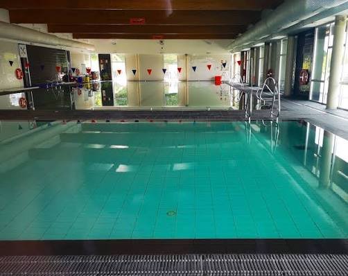 Alba Forno denuncia que 357 menores agardan por unha praza nos cursiños de natación da piscina municipal